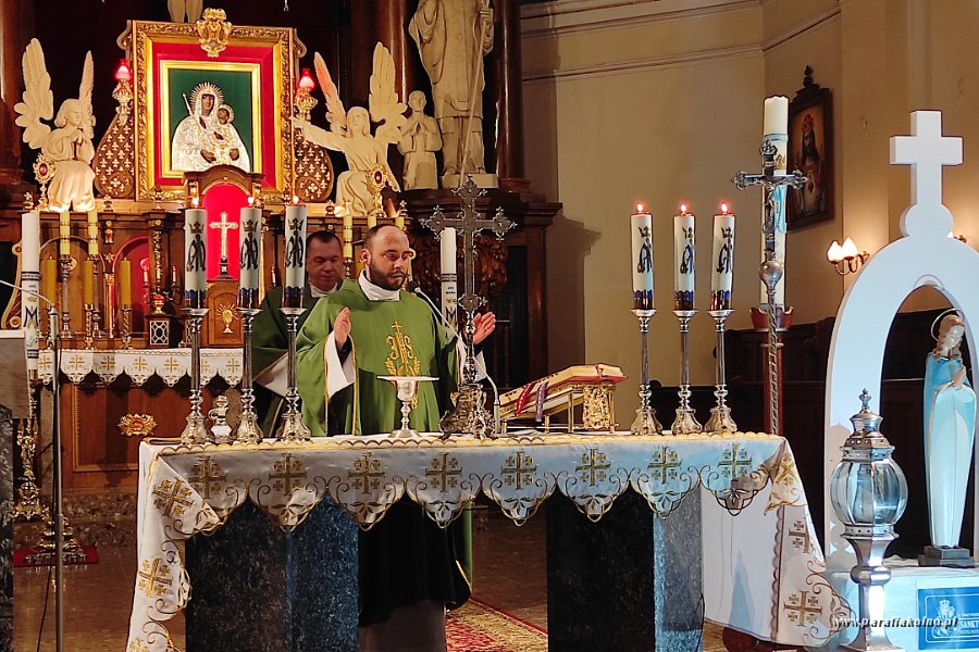 14 Eucharystia w Sanktuarium Matki Boskiej Pocieszenia.jpg